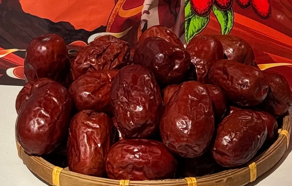 Táo đỏ Tân Cương Medina trong rổ tre, nguyên liệu nấu chè