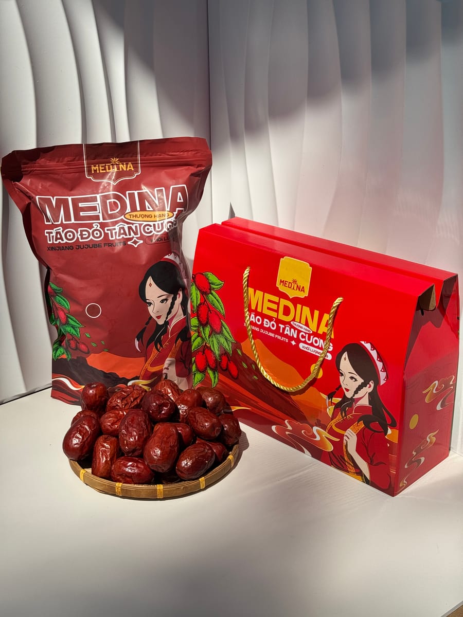 Táo đỏ Tân Cương Medina bày trong rổ tre cạnh túi và hộp quà